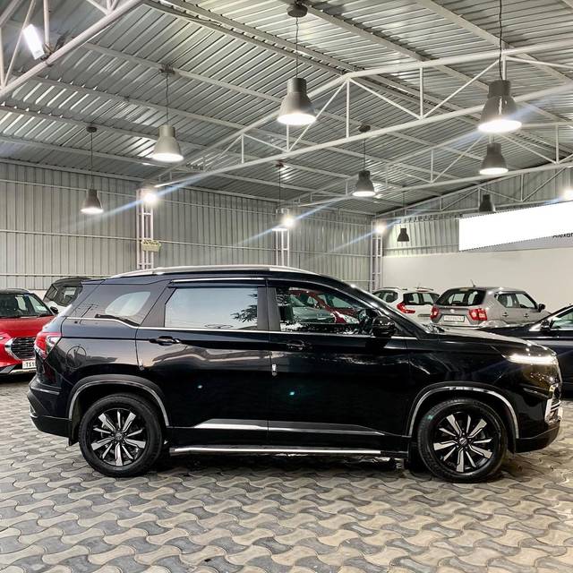 https://images10.gaadi.com/usedcar_image/3687734/original/processed_img2921717__used_car_2921717_1700891452.jpg?imwidth=6401