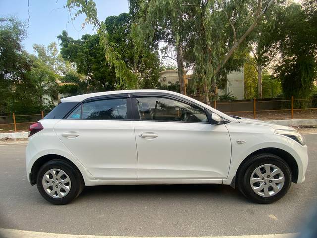 https://images10.gaadi.com/usedcar_image/3687879/original/img2921794__used_car_2921794_1700897284.jpg?imwidth=6401