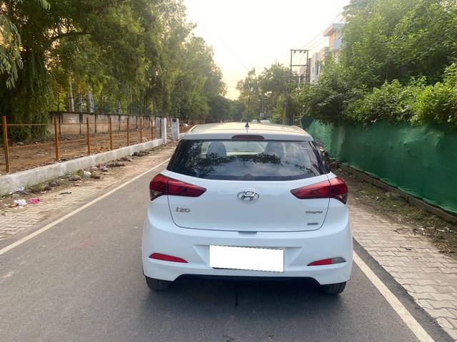 https://images10.gaadi.com/usedcar_image/3687879/original/processed_img2921794__used_car_2921794_1700897276.jpg?imwidth=6402