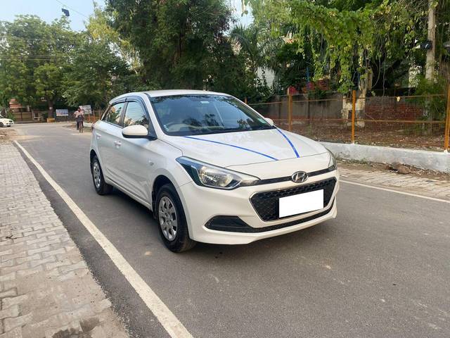 https://images10.gaadi.com/usedcar_image/3687879/original/processed_img2921794__used_car_2921794_1700897282.jpg?imwidth=6400
