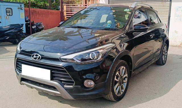 https://images10.gaadi.com/usedcar_image/3688004/original/processed_img2921858__usedcar_whatsappimage2023_11_15at13358pm_2531700900546_1700900557.jpeg?imwidth=6402