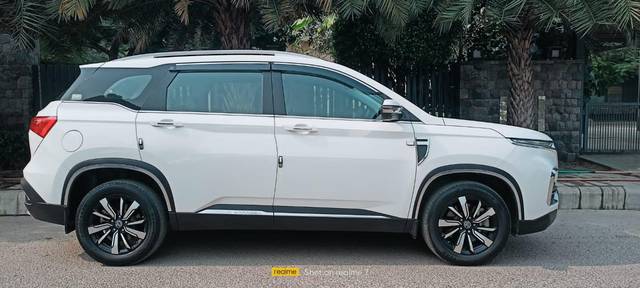 https://images10.gaadi.com/usedcar_image/3688057/original/processed_img2921889__used_car_2921889_1700902109.jpg?imwidth=6402