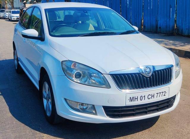 https://images10.gaadi.com/usedcar_image/3688118/original/processed_img2921926__usedcar_whatsappimage2023_04_16at21640pm_1__2921926_1700903500.jpeg?imwidth=6400