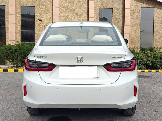 https://images10.gaadi.com/usedcar_image/3688143/original/processed_img2921940__used_car_2921940_1700904161.jpg?imwidth=6402
