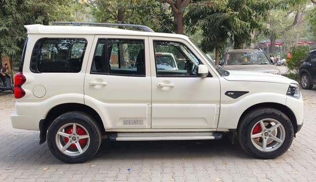 https://images10.gaadi.com/usedcar_image/3688184/original/img2921964__used_car_2921964_1700921724.jpg?imwidth=6401