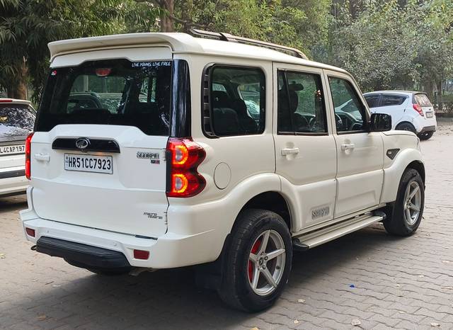 https://images10.gaadi.com/usedcar_image/3688184/original/img2921964__used_car_2921964_1700921725.jpg?imwidth=6402
