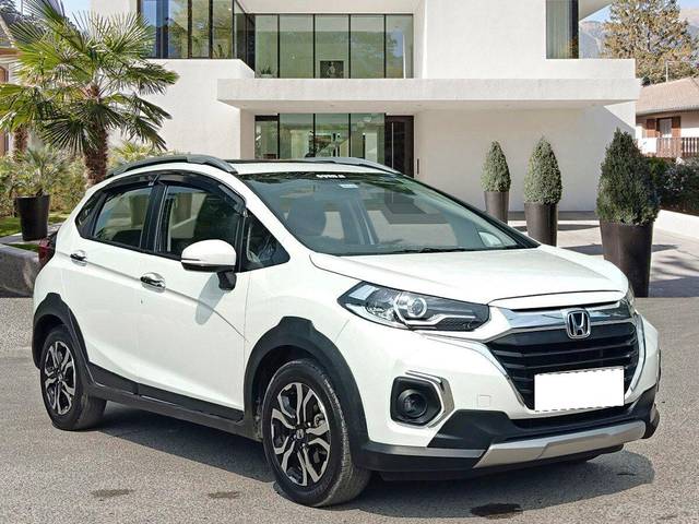 https://images10.gaadi.com/usedcar_image/3688216/original/processed_img2921985__used_car_2921985_1700906075.jpg?imwidth=6400