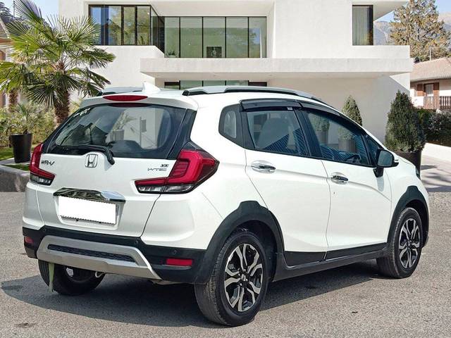 https://images10.gaadi.com/usedcar_image/3688216/original/processed_img2921985__used_car_2921985_1700906083.jpg?imwidth=6401