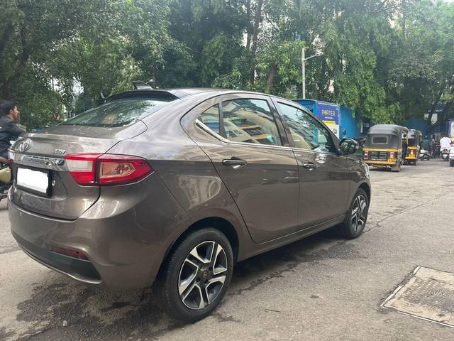 https://images10.gaadi.com/usedcar_image/3688218/original/processed_img2921987__usedcar_6_6241700905991_1700906014.jpg?imwidth=6401