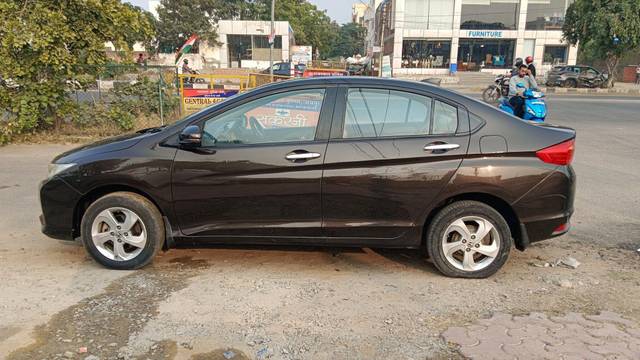 https://images10.gaadi.com/usedcar_image/3688222/original/processed_img2921989__used_car_2921989_1700969631.jpg?imwidth=6402