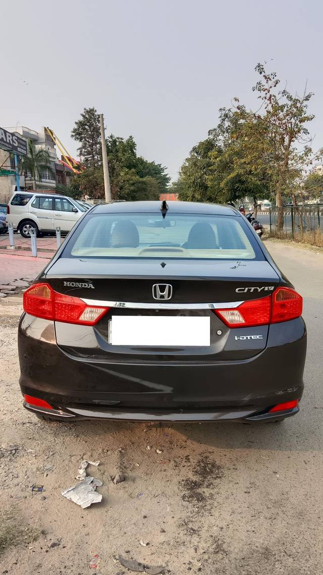 https://images10.gaadi.com/usedcar_image/3688222/original/processed_img2921989__used_car_2921989_1700969650.jpg?imwidth=6401