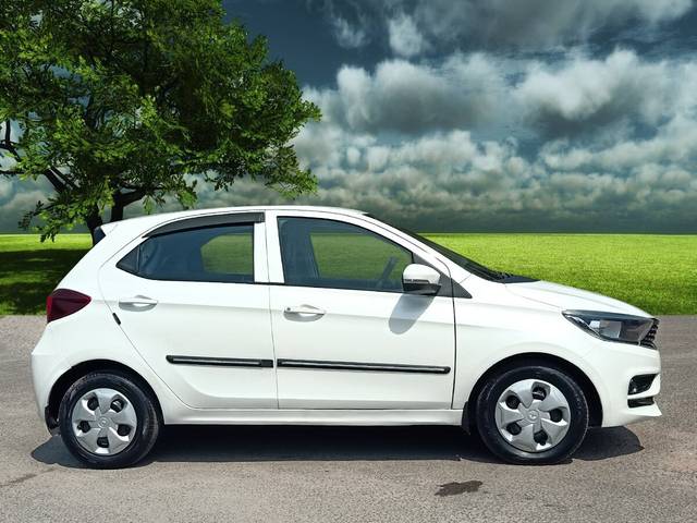 https://images10.gaadi.com/usedcar_image/3688225/original/img2921990__used_car_2921990_1700906386.jpg?imwidth=6401