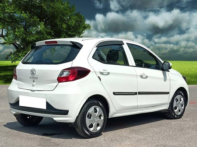 https://images10.gaadi.com/usedcar_image/3688225/original/processed_img2921990__used_car_2921990_1700906360.jpg?imwidth=6402