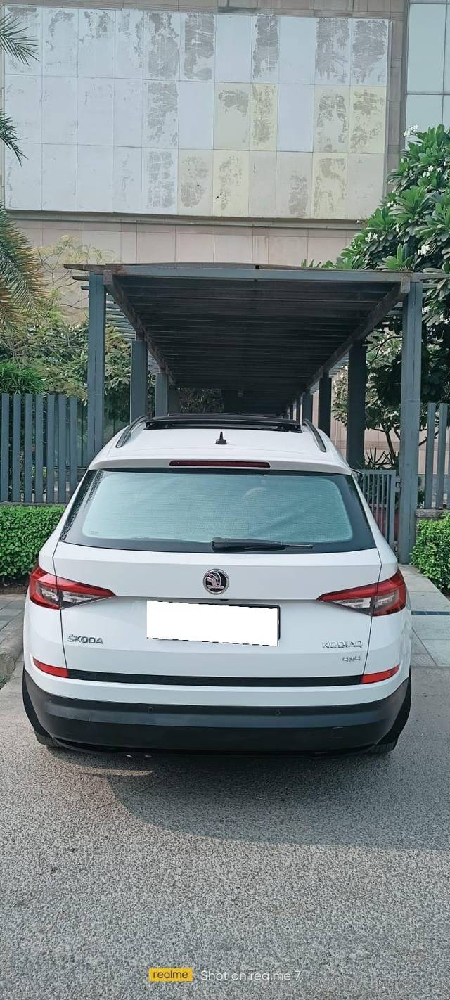 https://images10.gaadi.com/usedcar_image/3688232/original/processed_img2921993__used_car_2921993_1700906539.jpg?imwidth=6402