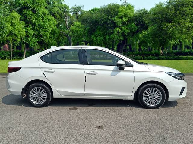 https://images10.gaadi.com/usedcar_image/3688249/original/img2922003__used_car_2922003_1700906844.jpg?imwidth=6401