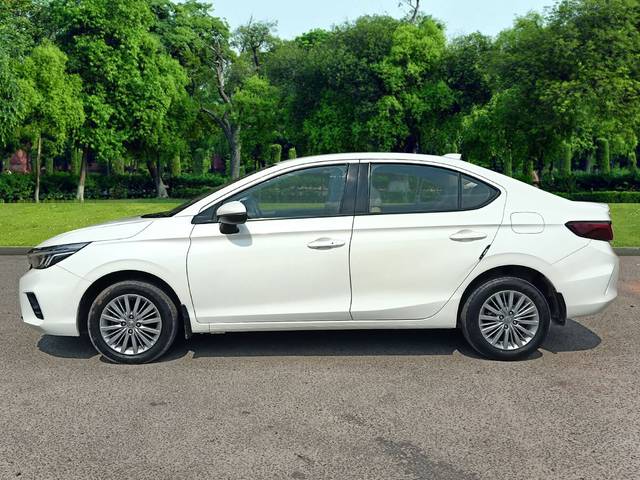 https://images10.gaadi.com/usedcar_image/3688249/original/img2922003__used_car_2922003_1700906855.jpg?imwidth=6402