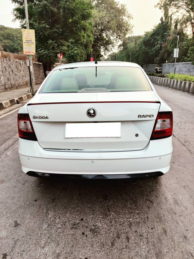https://images10.gaadi.com/usedcar_image/3688286/original/processed_img2922026__used_car_2922026_1700907848.jpg?imwidth=6402