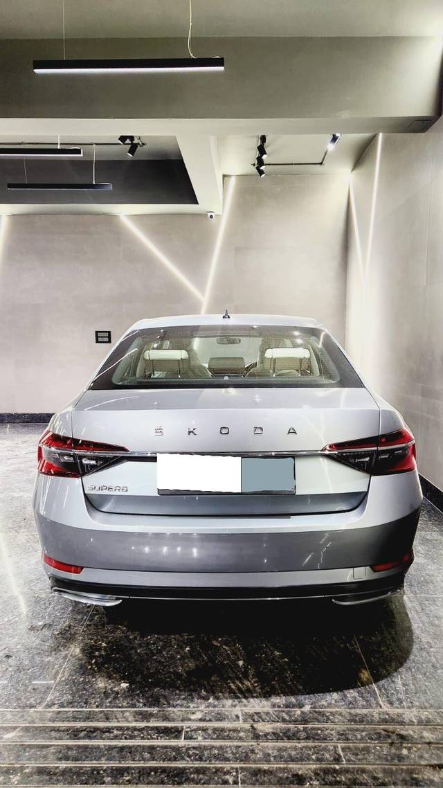 https://images10.gaadi.com/usedcar_image/3688293/original/processed_img2922028__used_car_2922028_1700908142.jpg?imwidth=6402
