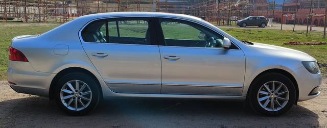 https://images10.gaadi.com/usedcar_image/3688342/original/img2922064__used_car_2922064_1700909241.jpg?imwidth=6401