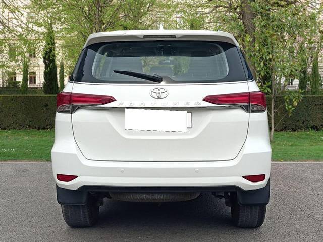 https://images10.gaadi.com/usedcar_image/3688359/original/processed_img2922078__used_car_2922078_1700909858.jpg?imwidth=6402