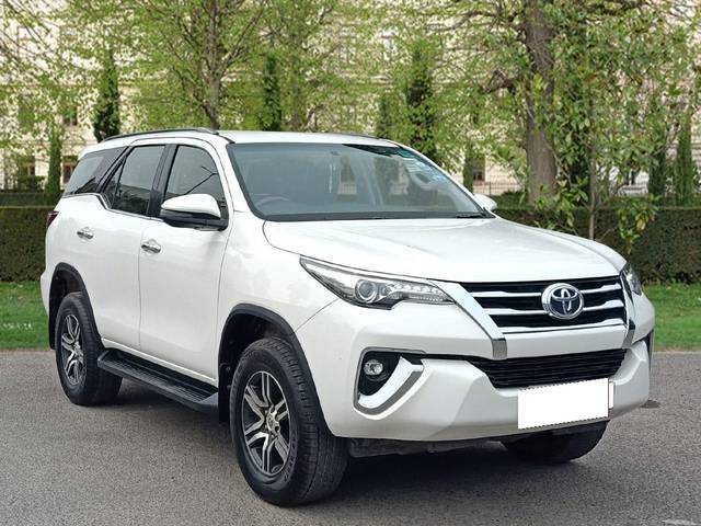 https://images10.gaadi.com/usedcar_image/3688359/original/processed_img2922078__used_car_2922078_1700909864.jpg?imwidth=6400