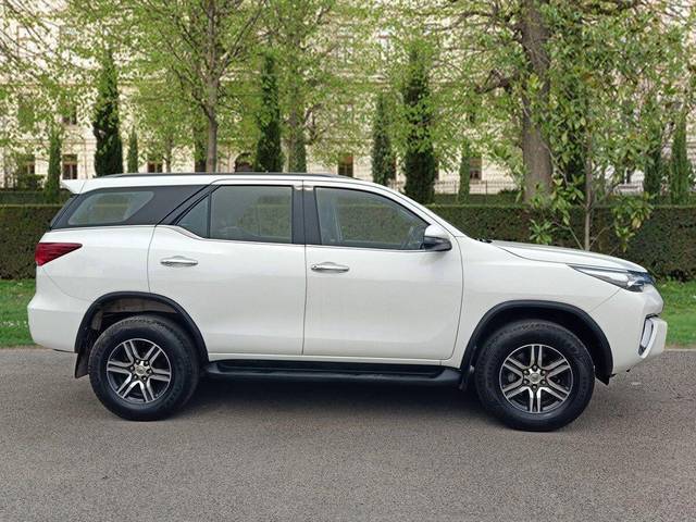 https://images10.gaadi.com/usedcar_image/3688359/original/processed_img2922078__used_car_2922078_1700909867.jpg?imwidth=6401