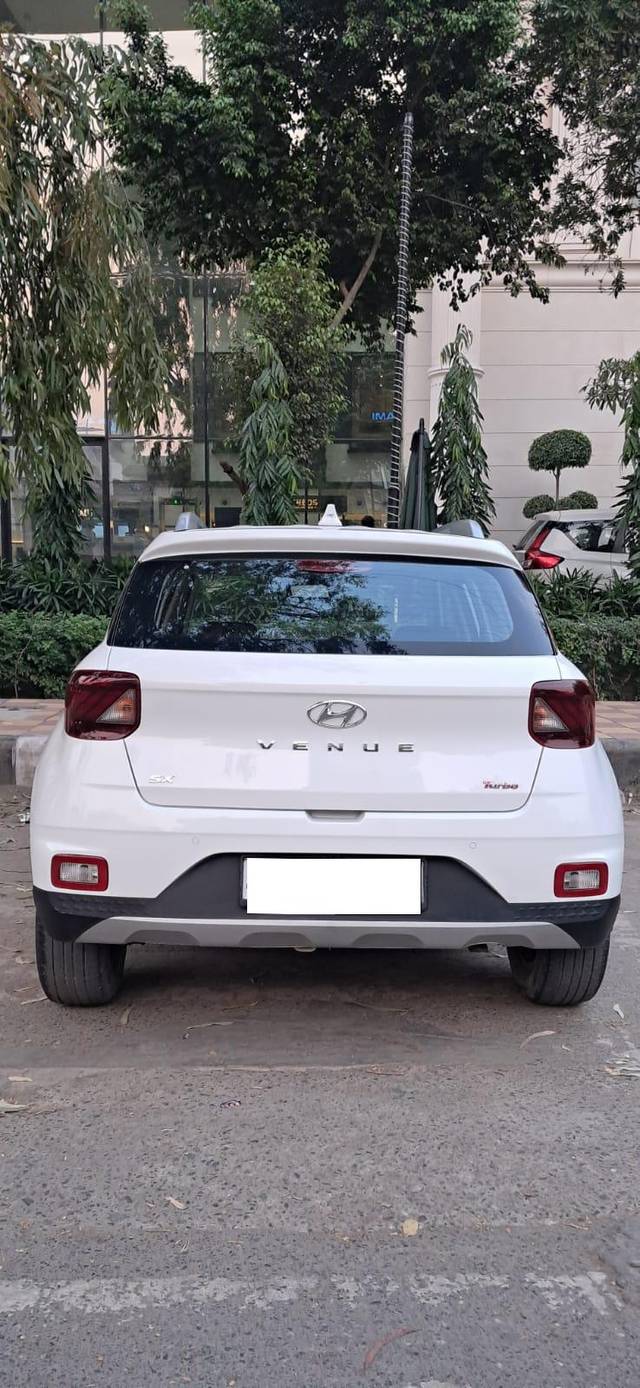 https://images10.gaadi.com/usedcar_image/3688488/original/processed_img2922161__used_car_2922161_1700913739.jpg?imwidth=6402