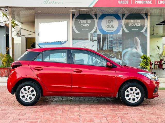 https://images10.gaadi.com/usedcar_image/3688502/original/processed_img2922171__used_car_2922171_1700914272.jpg?imwidth=6401