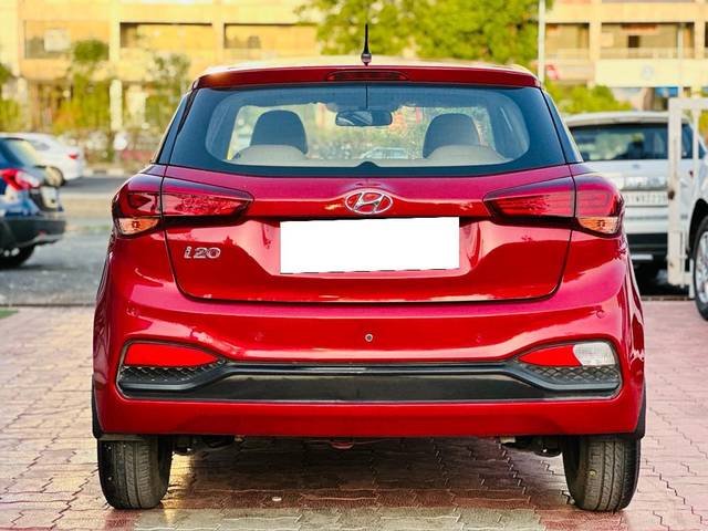 https://images10.gaadi.com/usedcar_image/3688502/original/processed_img2922171__used_car_2922171_1700914279.jpg?imwidth=6402