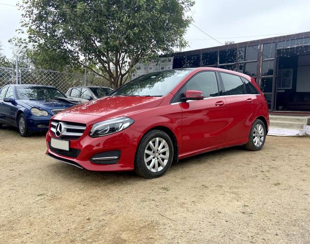 https://images10.gaadi.com/usedcar_image/3688558/original/img2922207__usedcar_2_2922207_1700916321.jpg?imwidth=6402