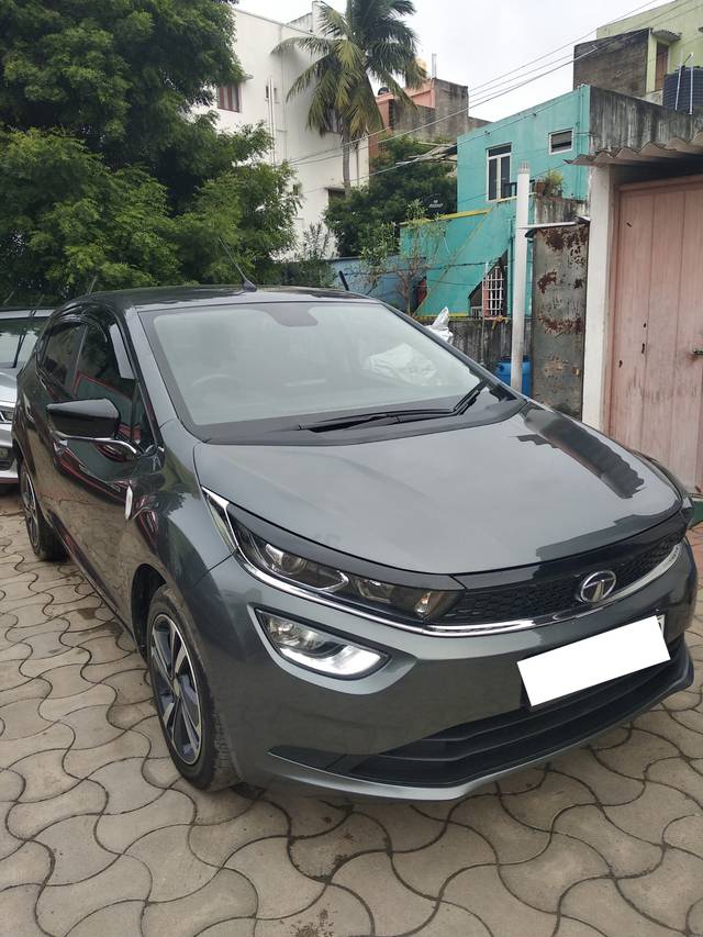 https://images10.gaadi.com/usedcar_image/3688590/original/img2922226__used_car_2922226_1700917061.jpg?imwidth=6400