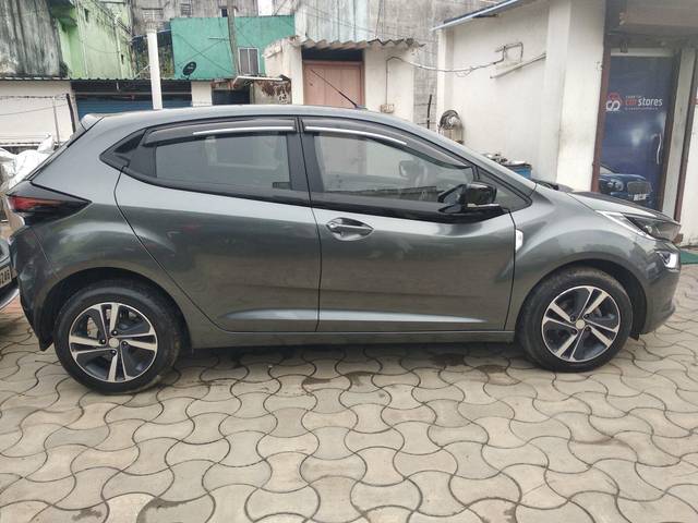 https://images10.gaadi.com/usedcar_image/3688590/original/processed_img2922226__used_car_2922226_1700917066.jpg?imwidth=6401