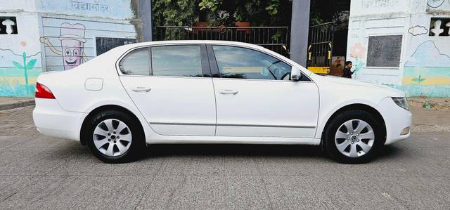 https://images10.gaadi.com/usedcar_image/3688682/original/processed_img2922260__used_car_2922260_1701964252.jpg?imwidth=6401