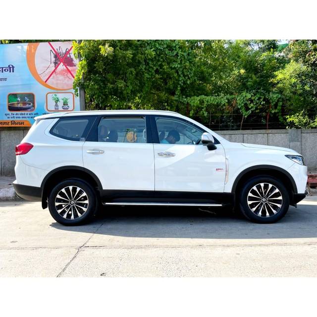 https://images10.gaadi.com/usedcar_image/3688836/original/processed_img2922276__used_car_2922276_1700929935.jpg?imwidth=6401