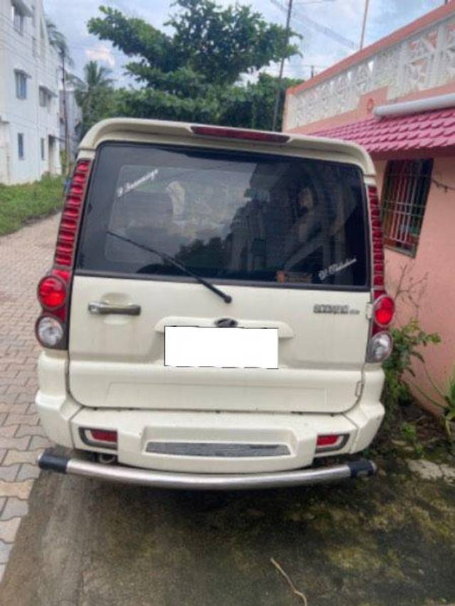 https://images10.gaadi.com/usedcar_image/3688866/original/processed_085bf621-c405-4abf-9a26-7962071ba3fb.jpeg?imwidth=6401