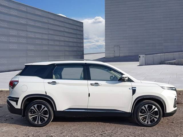 https://images10.gaadi.com/usedcar_image/3688941/original/img2922300__used_car_2922300_1701711079.jpg?imwidth=6401
