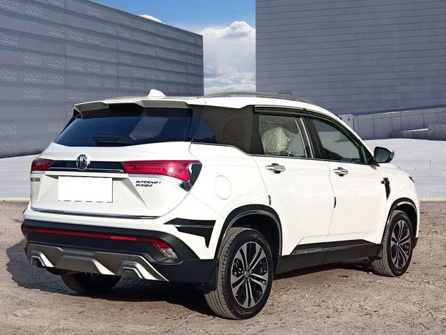 https://images10.gaadi.com/usedcar_image/3688941/original/processed_img2922300__used_car_2922300_1701711074.jpg?imwidth=6402