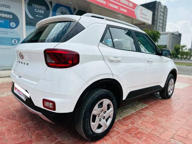 https://images10.gaadi.com/usedcar_image/3689401/original/processed_img2922447__used_car_2922447_1700982902.jpg?imwidth=6402
