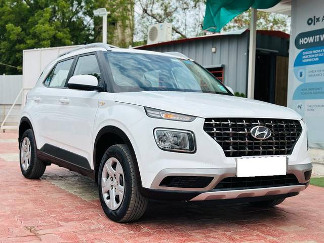 https://images10.gaadi.com/usedcar_image/3689401/original/processed_img2922447__used_car_2922447_1700982908.jpg?imwidth=6400