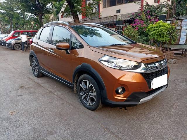 https://images10.gaadi.com/usedcar_image/3689433/original/processed_img2922458__used_car_2922458_1700983888.jpg?imwidth=6400