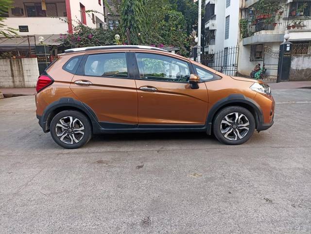 https://images10.gaadi.com/usedcar_image/3689433/original/processed_img2922458__used_car_2922458_1700983895.jpg?imwidth=6401