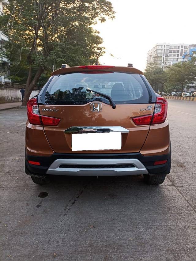 https://images10.gaadi.com/usedcar_image/3689433/original/processed_img2922458__used_car_2922458_1700983898.jpg?imwidth=6402