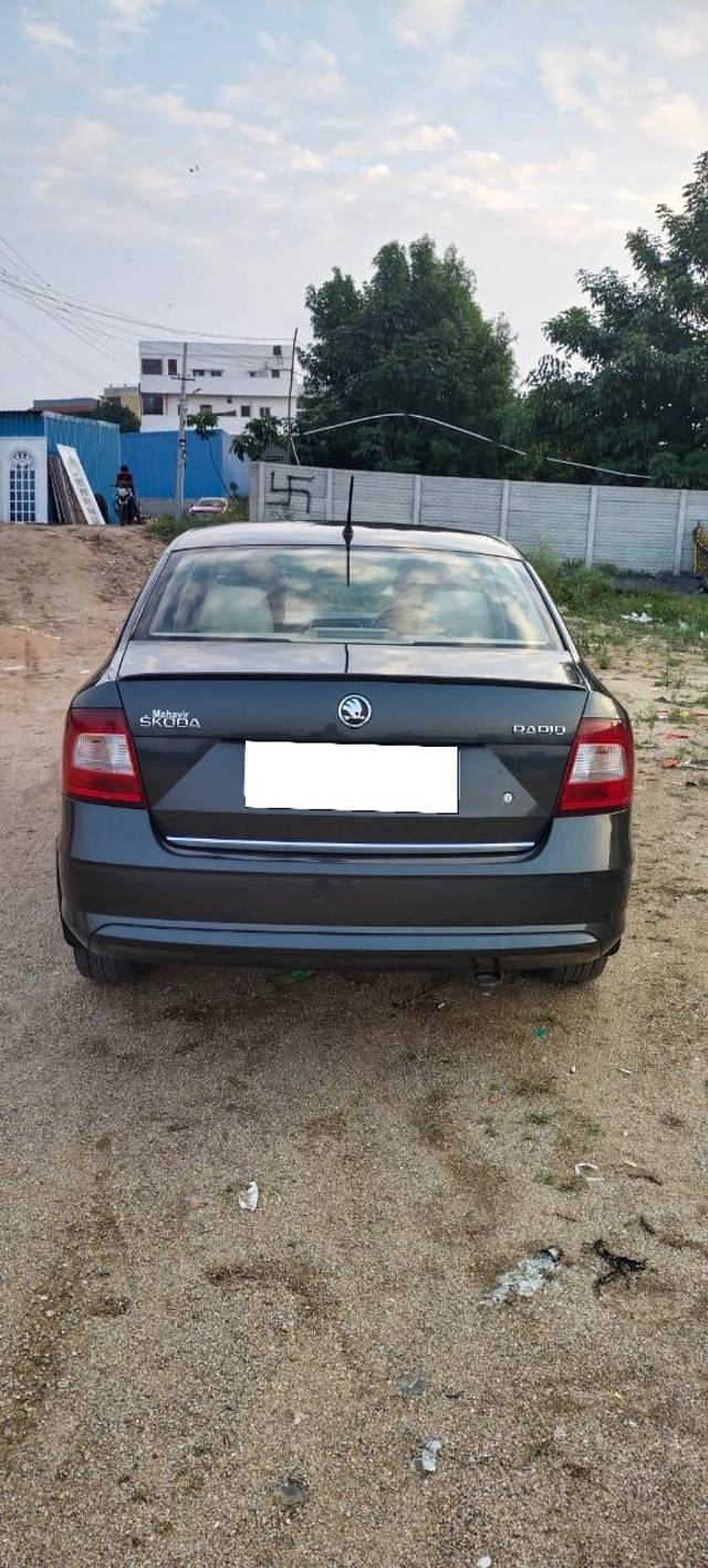 https://images10.gaadi.com/usedcar_image/3689461/original/processed_img2922478__used_car_2922478_1700984387.jpg?imwidth=6402