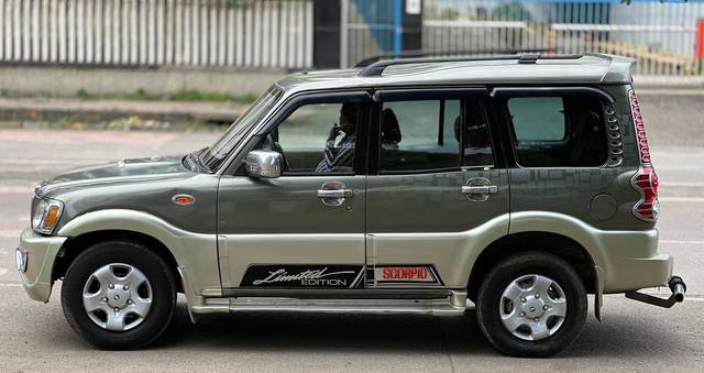 https://images10.gaadi.com/usedcar_image/3689575/original/processed_img2922517__used_car_2922517_1700988497.jpg?imwidth=6401