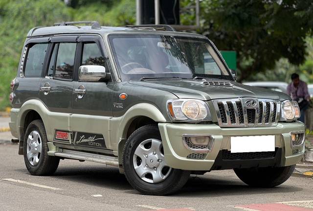 https://images10.gaadi.com/usedcar_image/3689575/original/processed_img2922517__used_car_2922517_1700988508.jpg?imwidth=6400