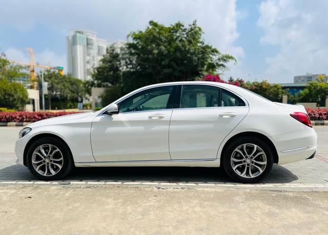 https://images10.gaadi.com/usedcar_image/3689656/original/img2922551__used_car_2922551_1700992135.jpg?imwidth=6401