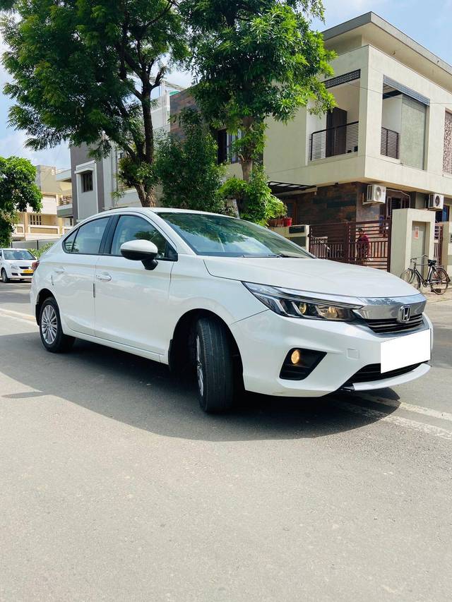https://images10.gaadi.com/usedcar_image/3689701/original/processed_img2922579__used_car_2922579_1700993846.jpg?imwidth=6400
