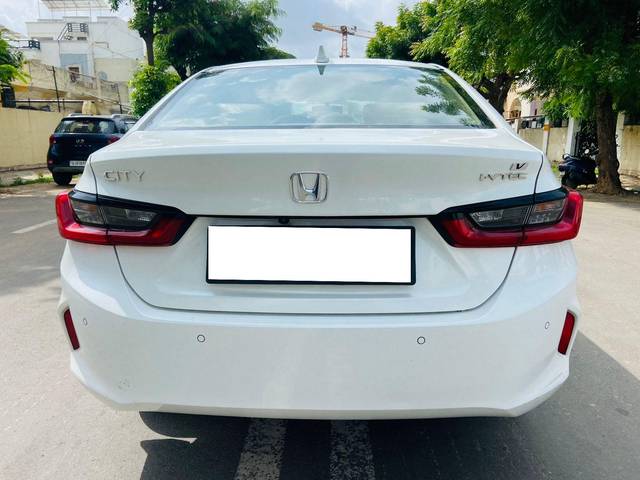 https://images10.gaadi.com/usedcar_image/3689701/original/processed_img2922579__used_car_2922579_1700993854.jpg?imwidth=6401