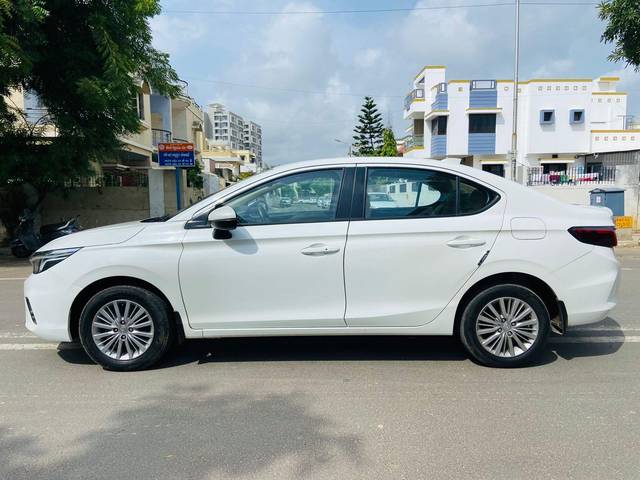 https://images10.gaadi.com/usedcar_image/3689701/original/processed_img2922579__used_car_2922579_1700993867.jpg?imwidth=6402