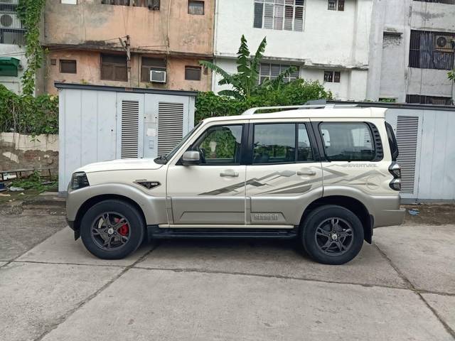 https://images10.gaadi.com/usedcar_image/3689732/original/processed_img2922599__used_car_2922599_1700994649.jpg?imwidth=6402